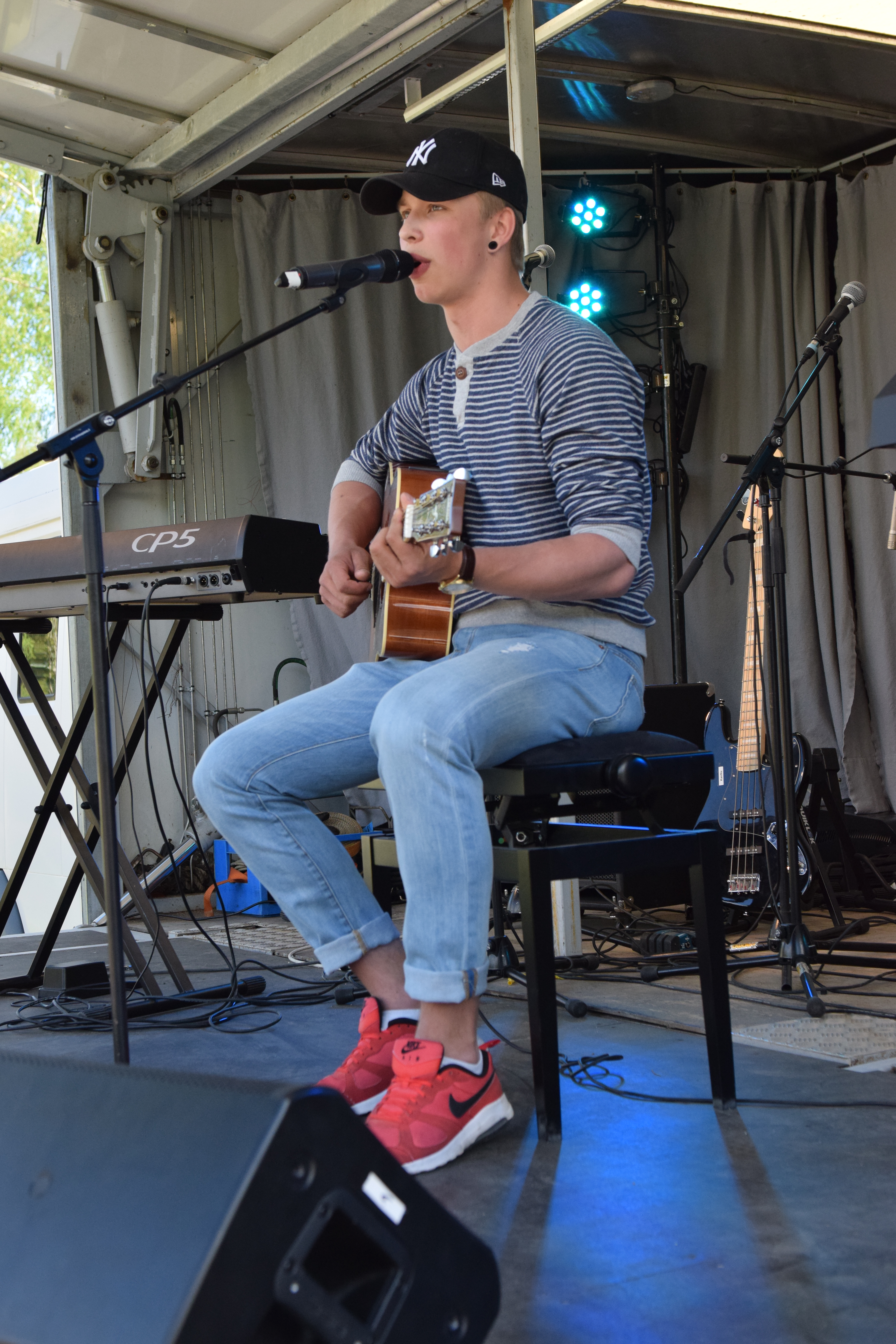 Mukana mm. Kivist&ouml;n oma musiikkilupaus Ville Heinonen.